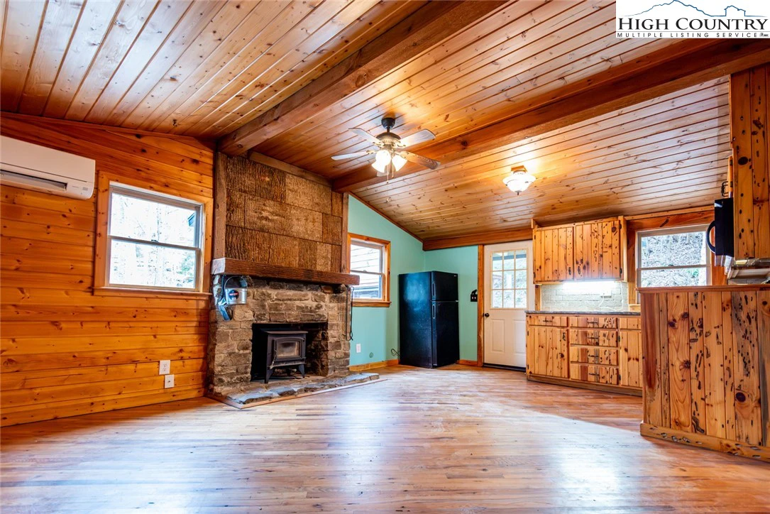 Image number 15 for the current listing