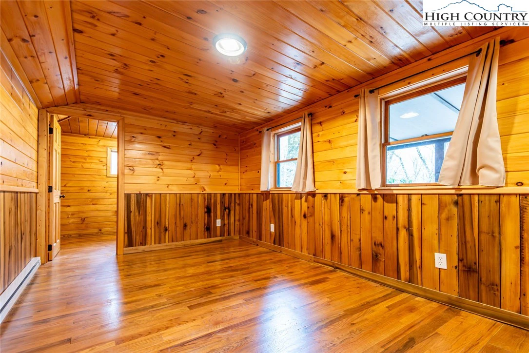 Image number 2 for the current listing
