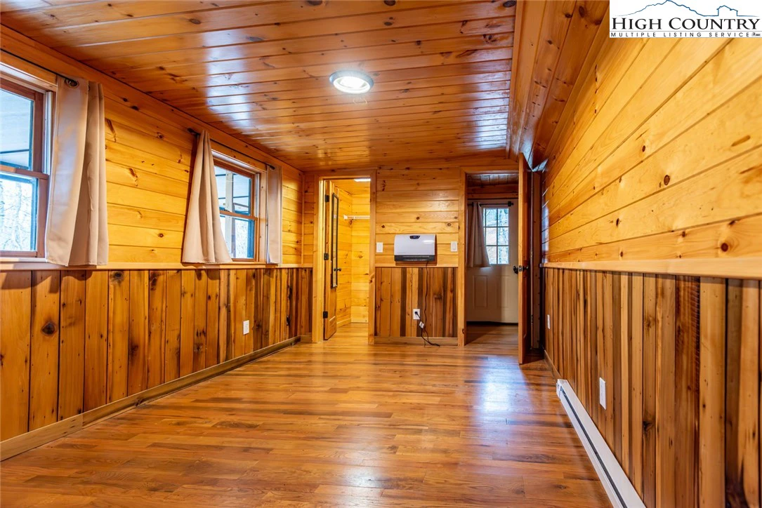 Image number 11 for the current listing