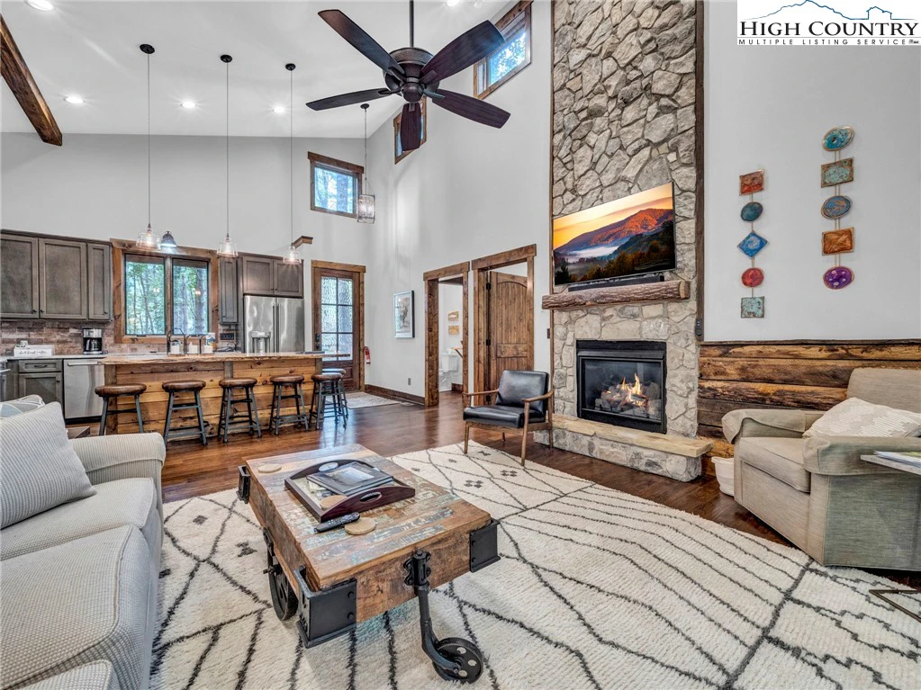 Image number 36 for the current listing