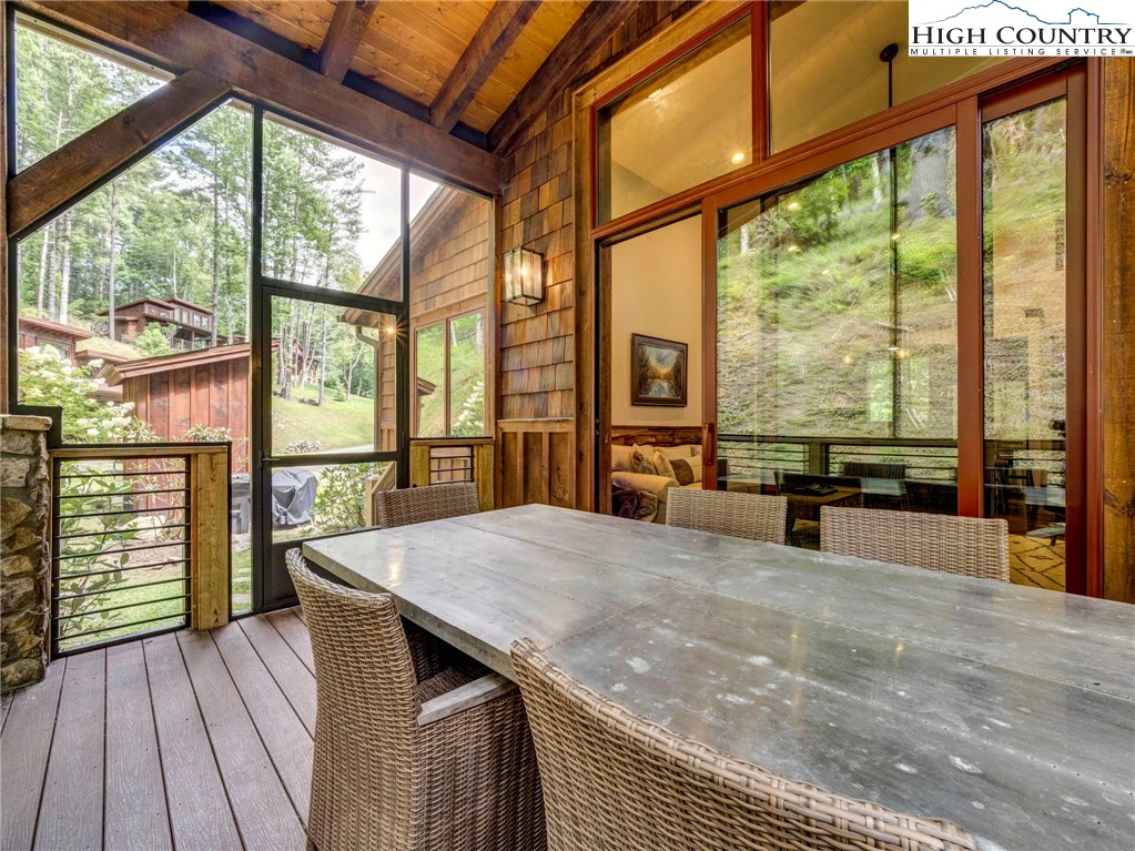 Image number 14 for the current listing