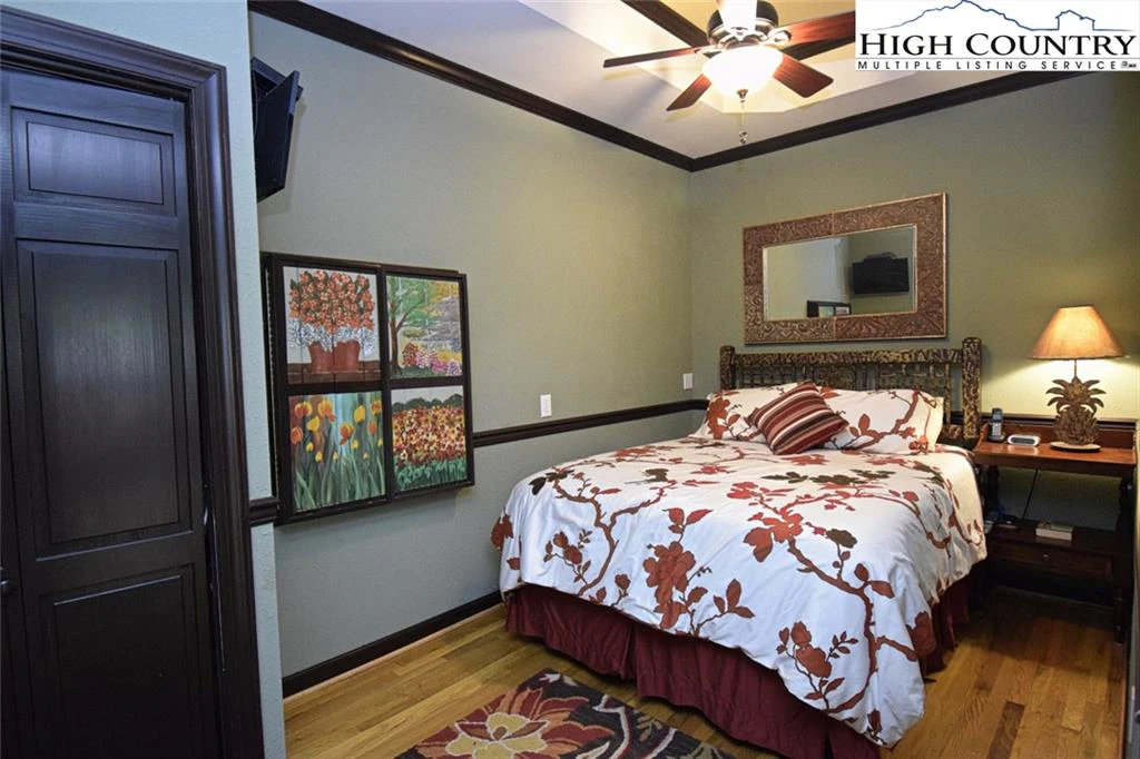 Image number 3 for the current listing