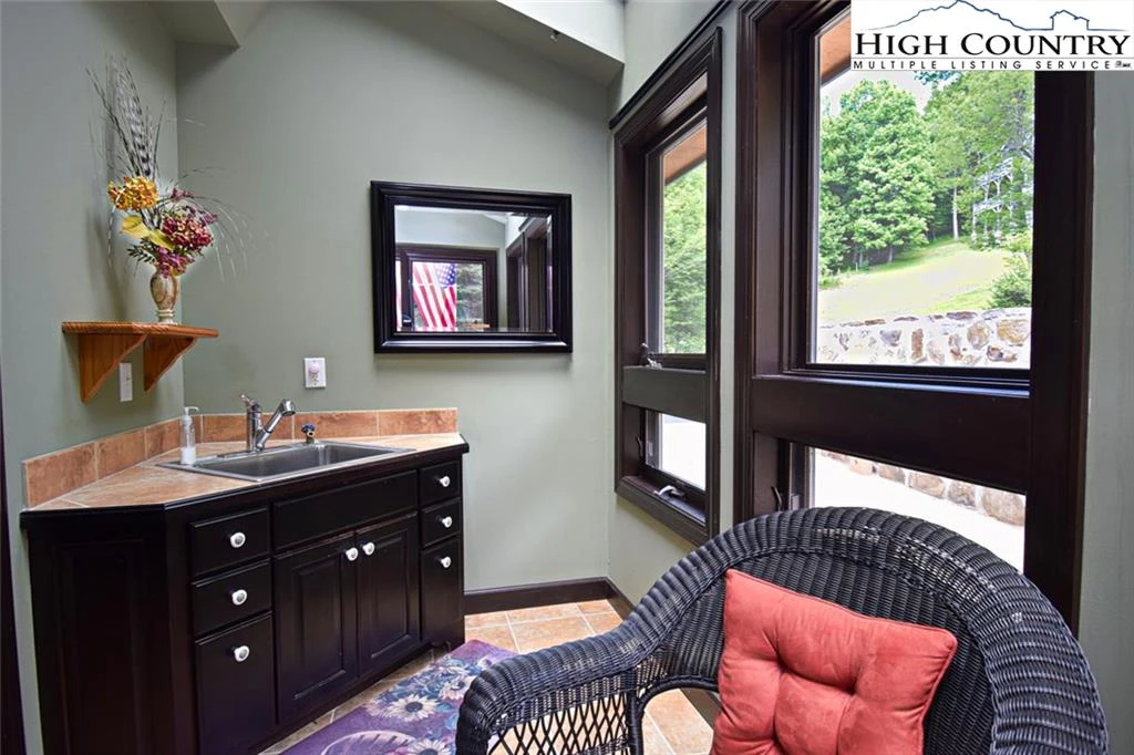Image number 5 for the current listing