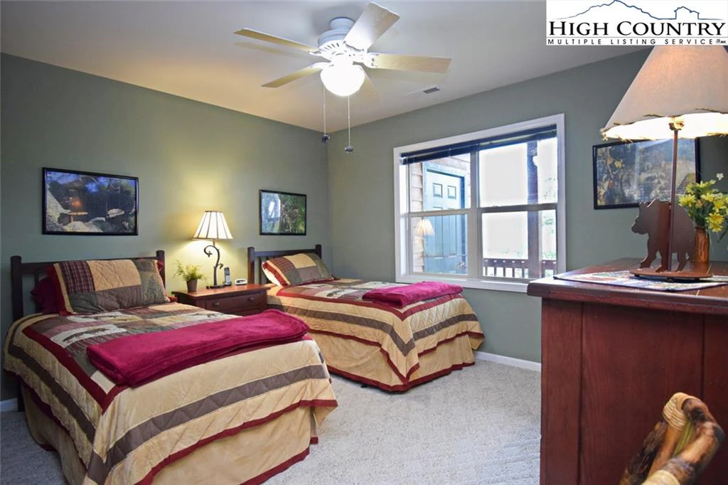 Image number 11 for the current listing
