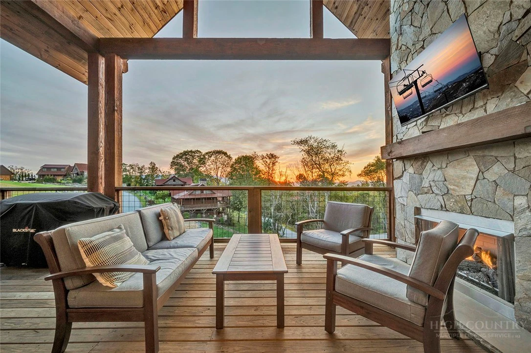 Image number 19 for the current listing