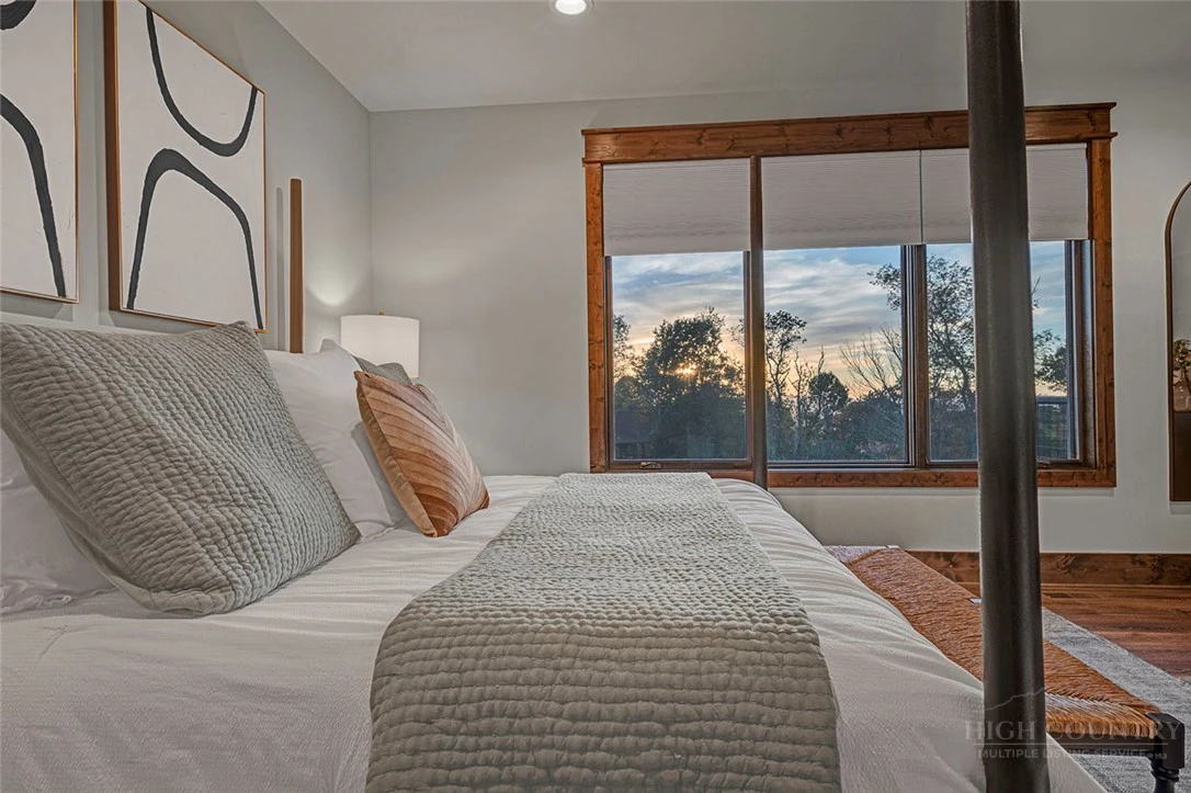 Image number 21 for the current listing