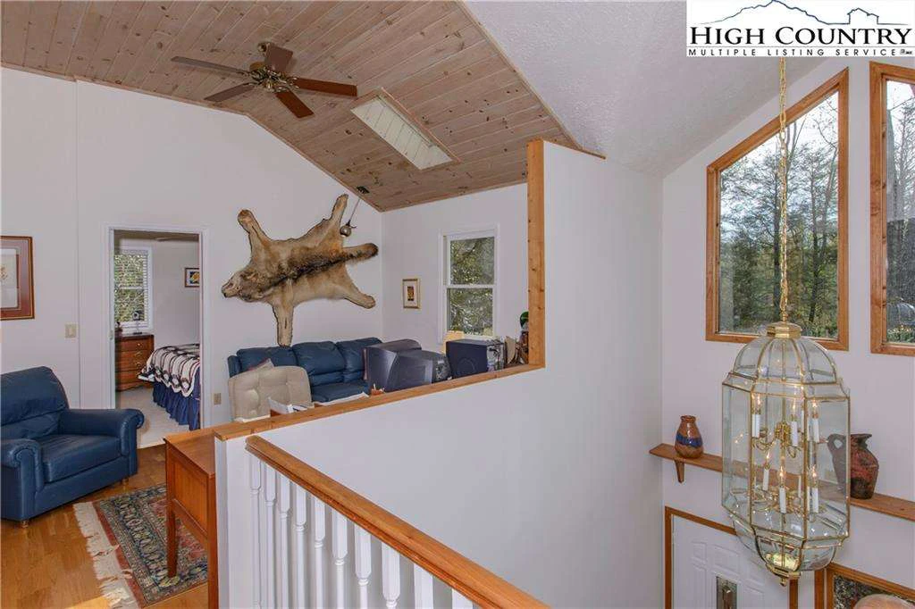Image number 20 for the current listing