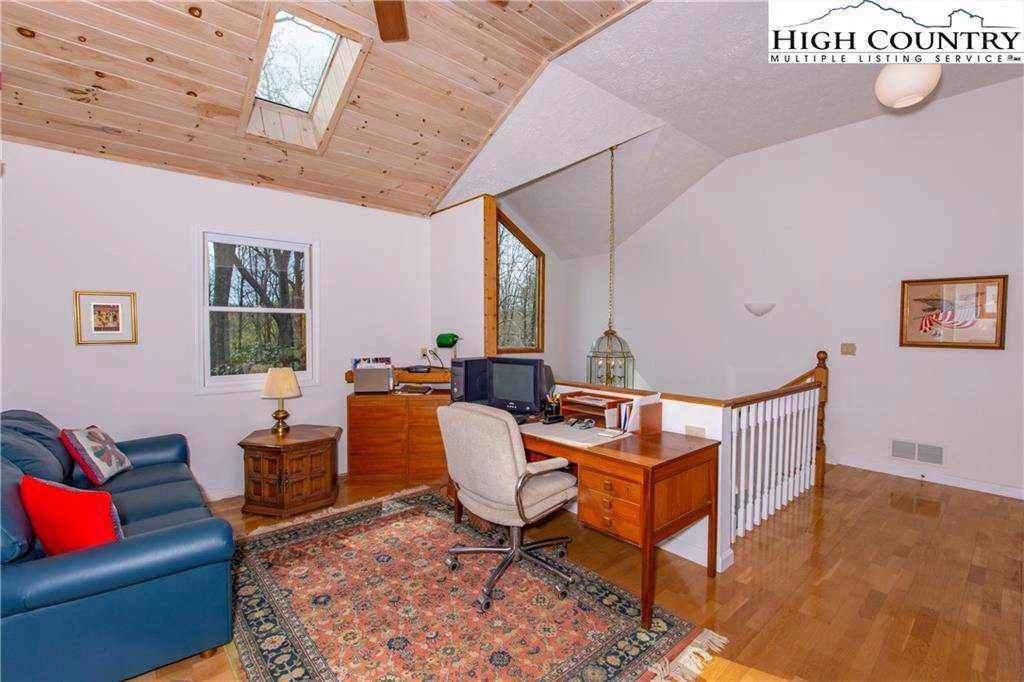 Image number 19 for the current listing