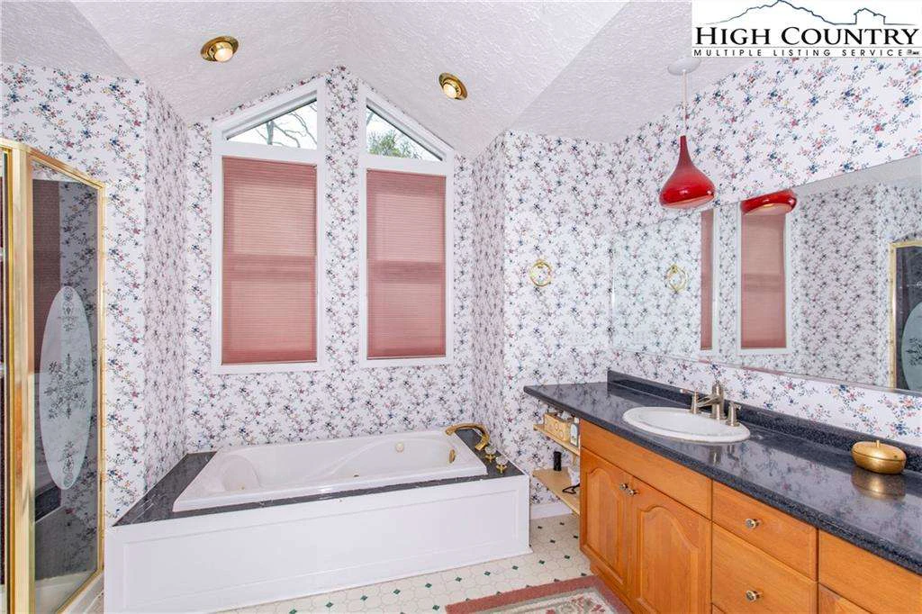 Image number 17 for the current listing