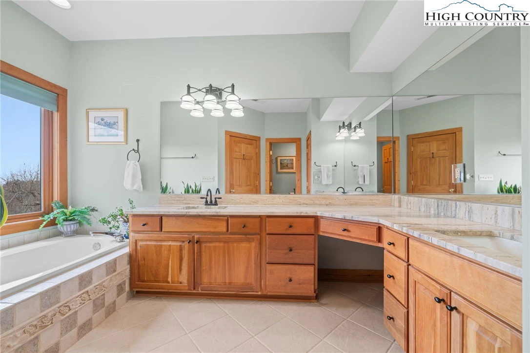 Image number 9 for the current listing