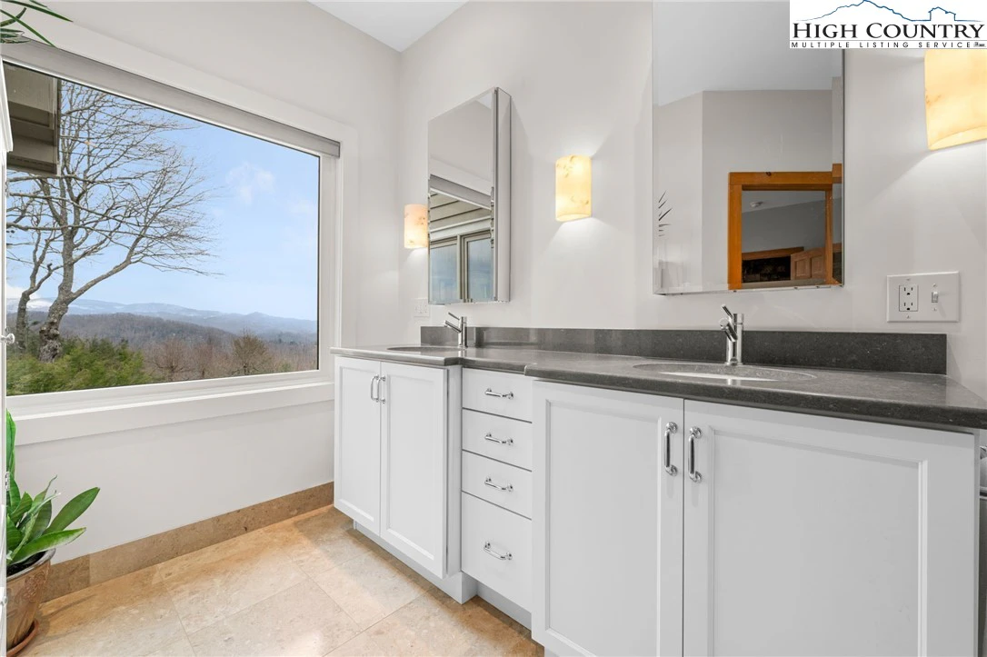 Image number 2 for the current listing