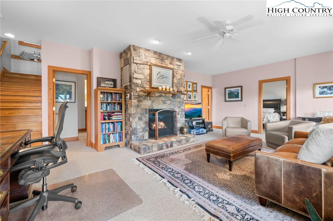 Image number 14 for the current listing