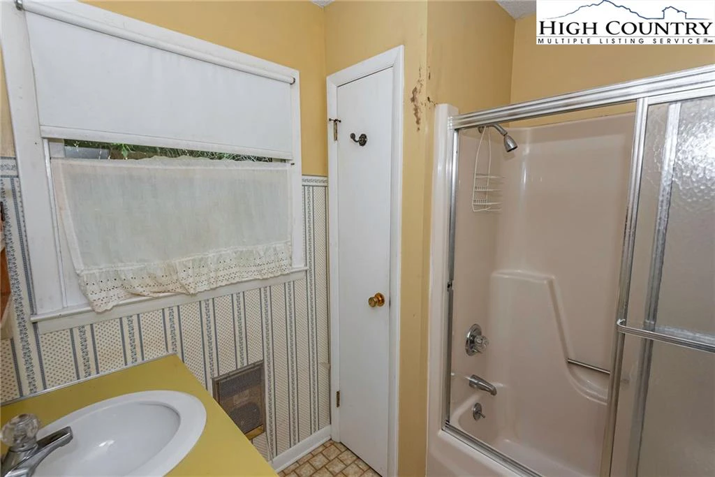 Image number 11 for the current listing