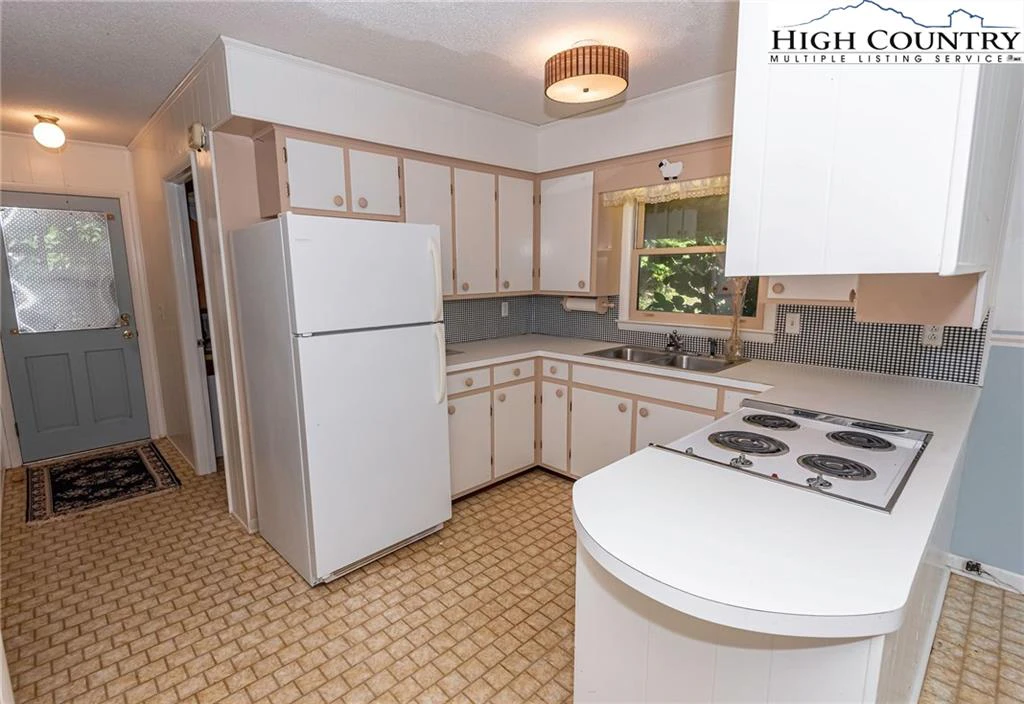 Image number 19 for the current listing