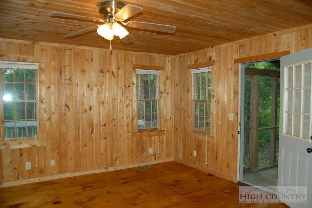 Image number 15 for the current listing