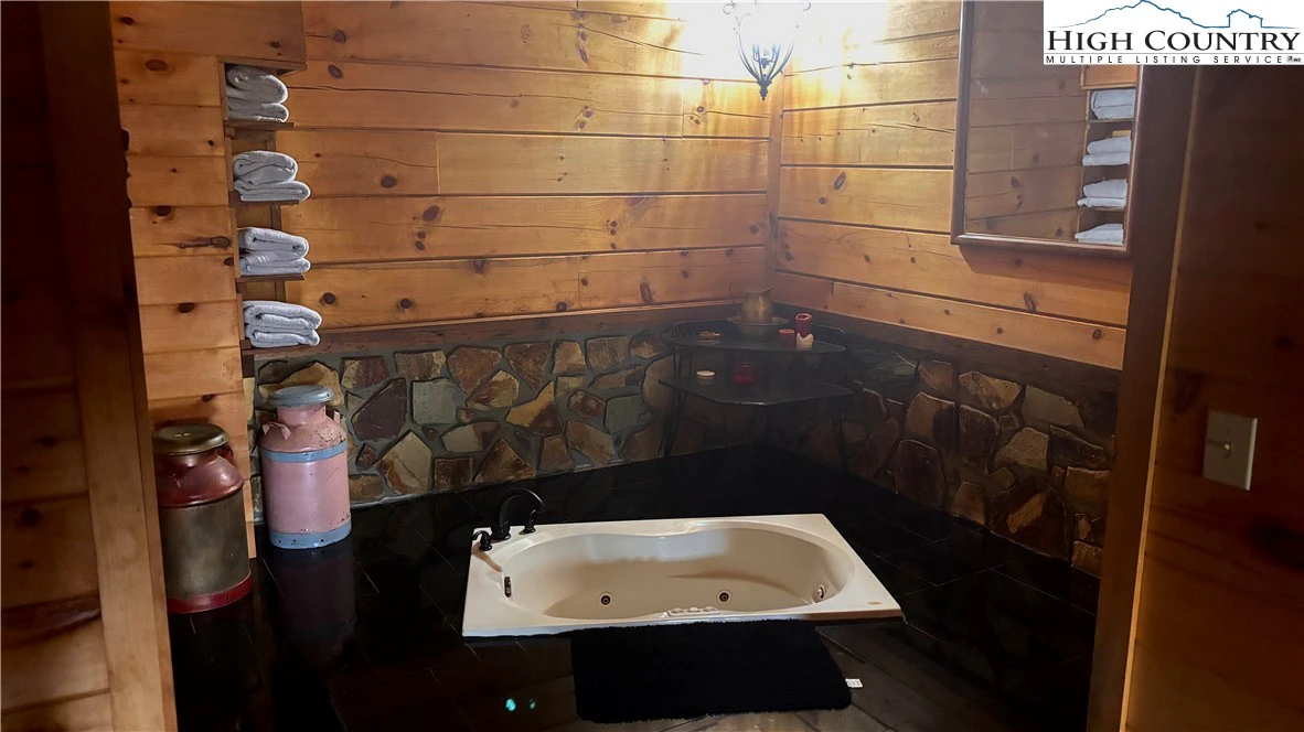 Image number 11 for the current listing