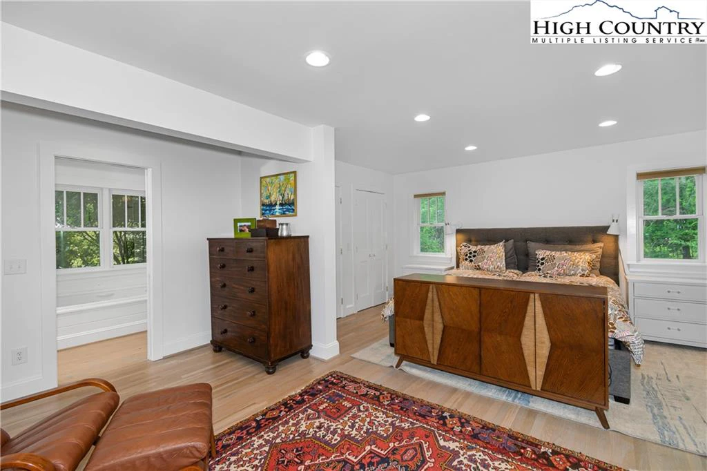 Image number 7 for the current listing