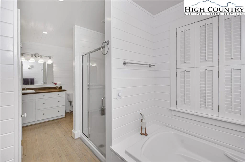 Image number 9 for the current listing