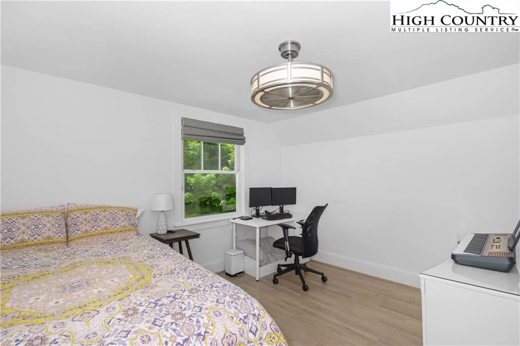 Image number 2 for the current listing