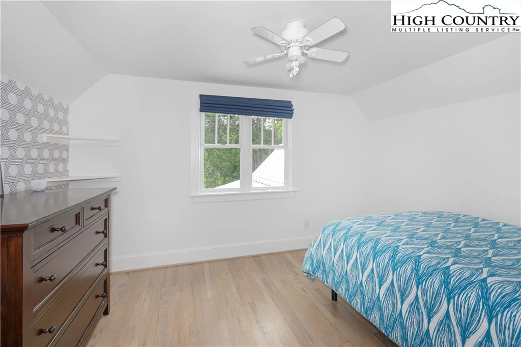 Image number 15 for the current listing