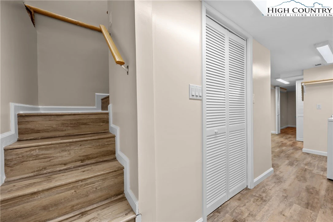 Image number 3 for the current listing