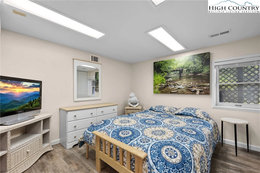 Image number 4 for the current listing