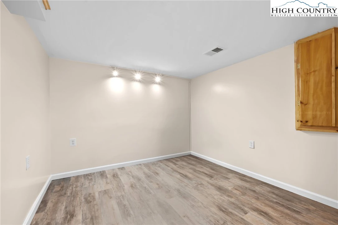 Image number 6 for the current listing