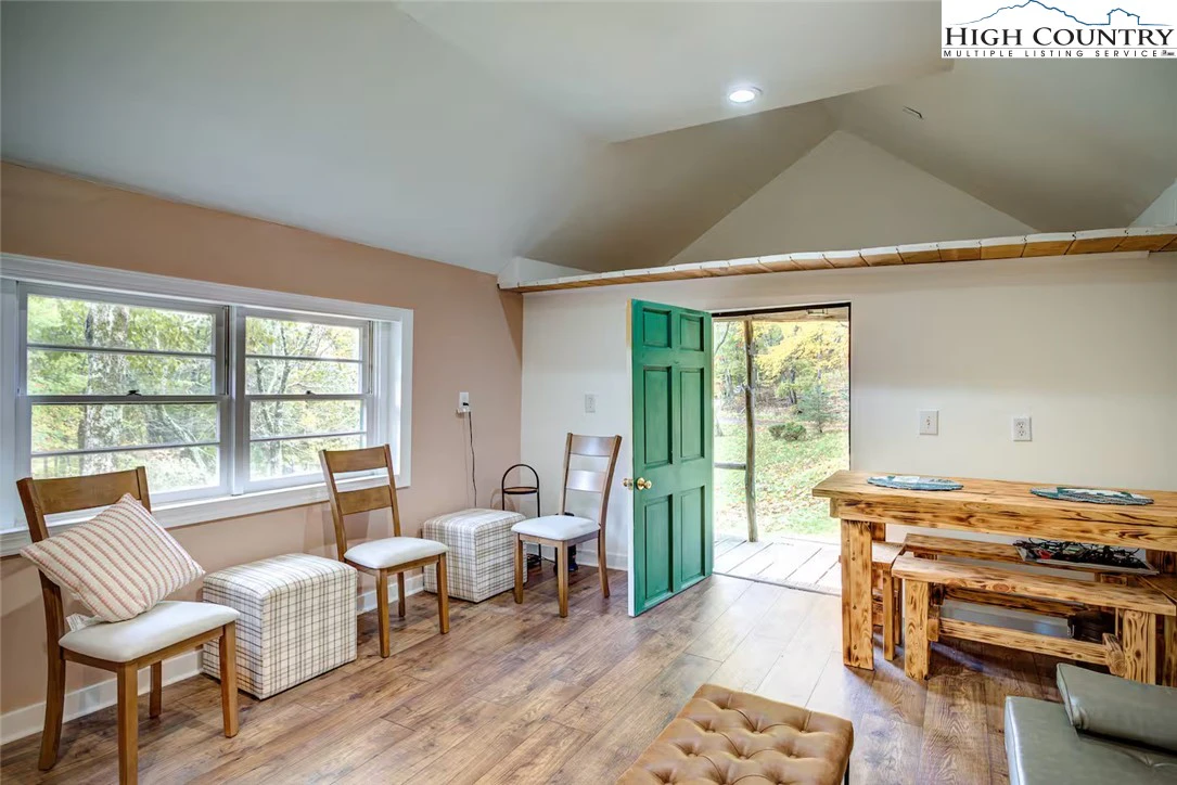 Image number 15 for the current listing