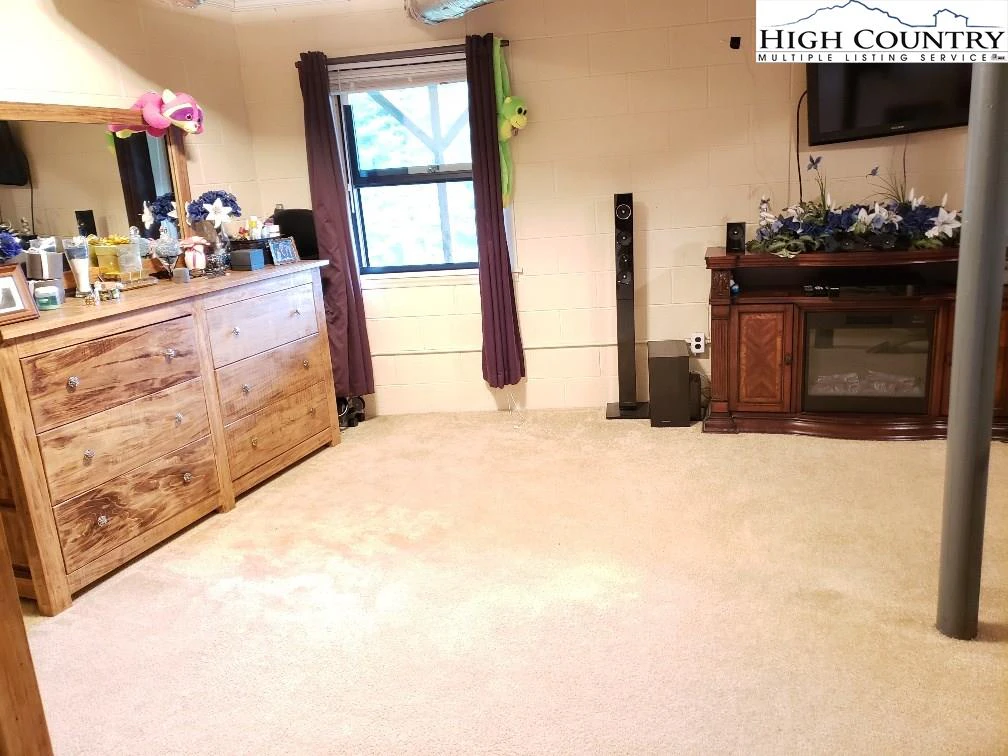 Image number 11 for the current listing