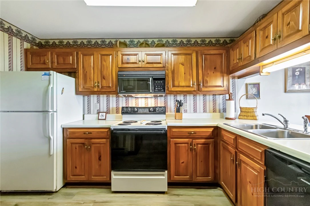 Image number 18 for the current listing