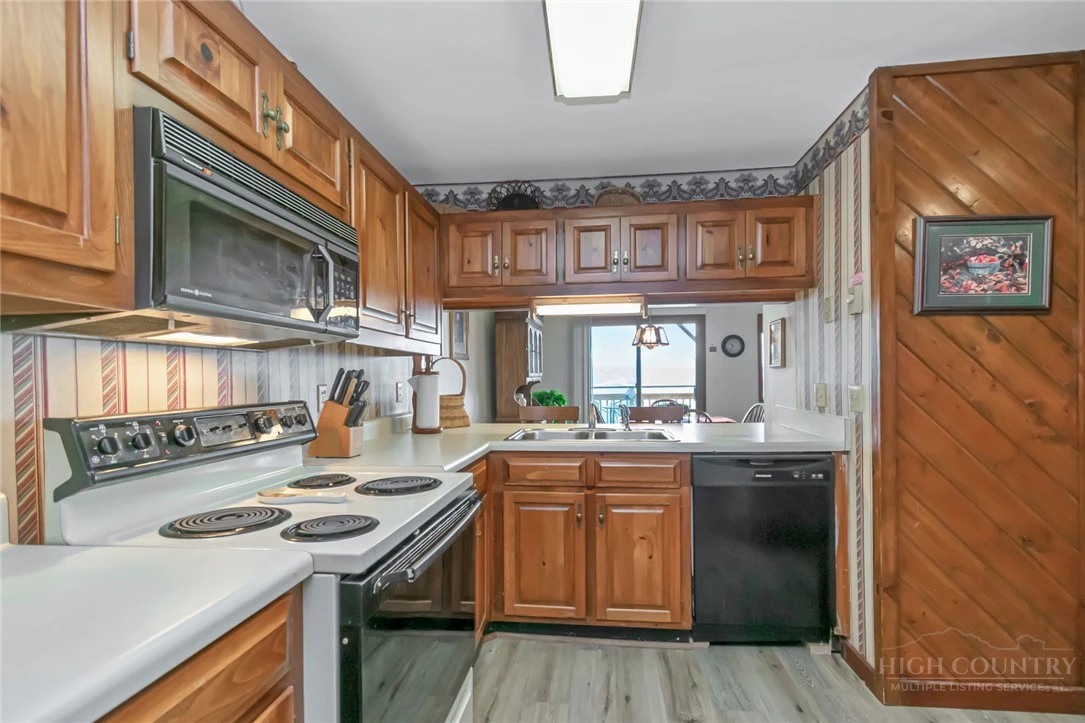 Image number 17 for the current listing