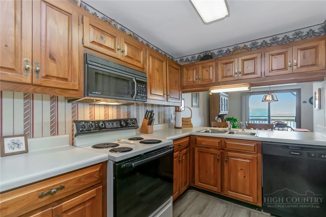 Image number 15 for the current listing