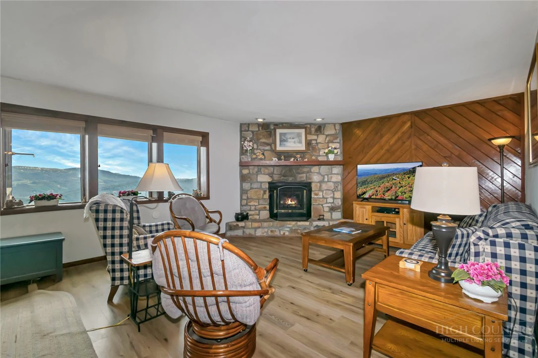 Image number 16 for the current listing