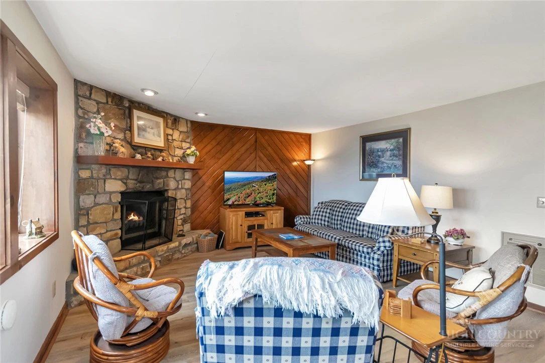 Image number 14 for the current listing