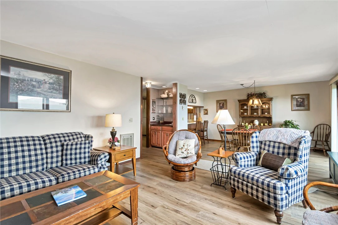 Image number 13 for the current listing