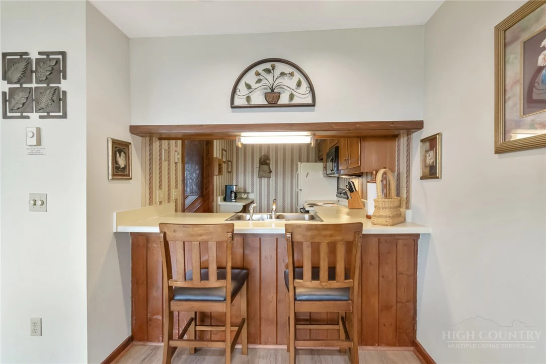 Image number 9 for the current listing
