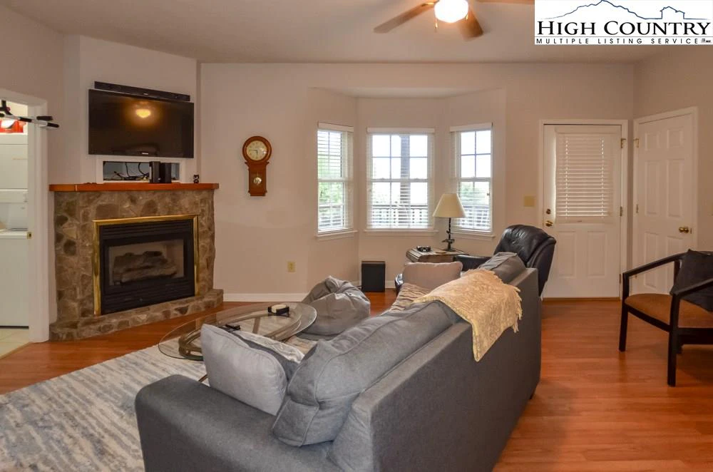 Image number 6 for the current listing
