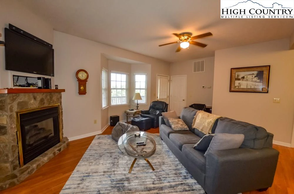 Image number 7 for the current listing