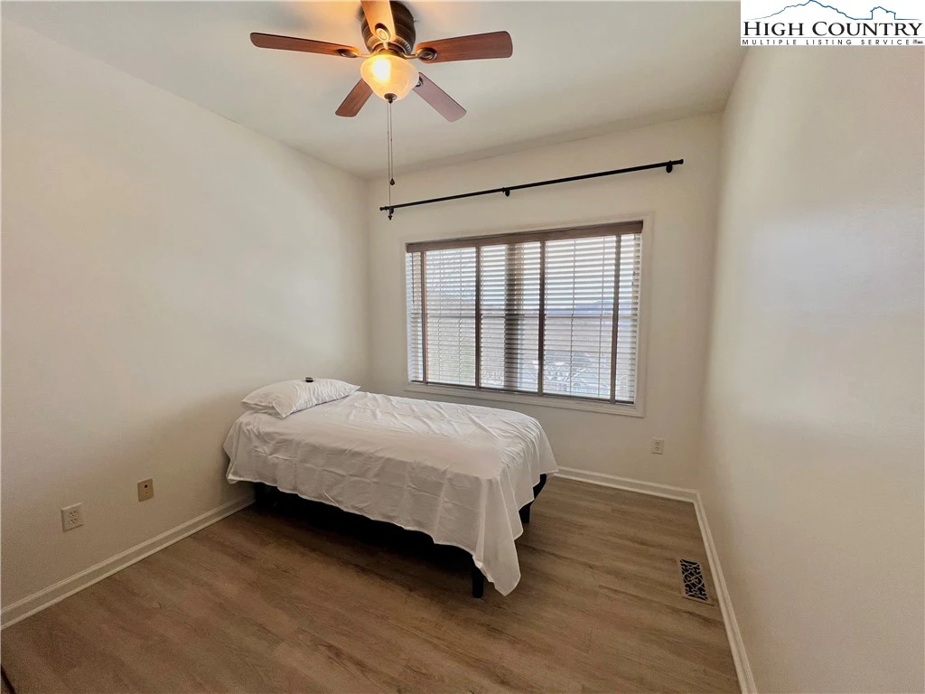 Image number 9 for the current listing