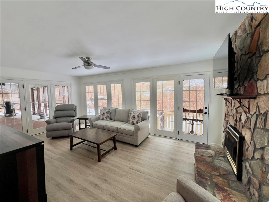 Image number 16 for the current listing