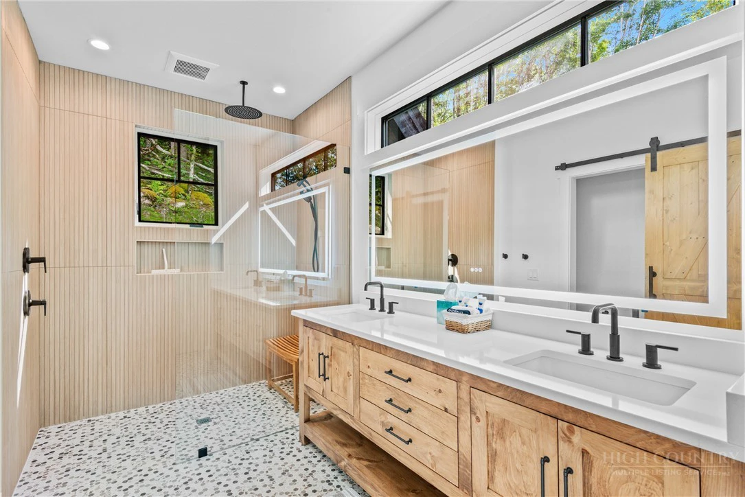 Image number 8 for the current listing