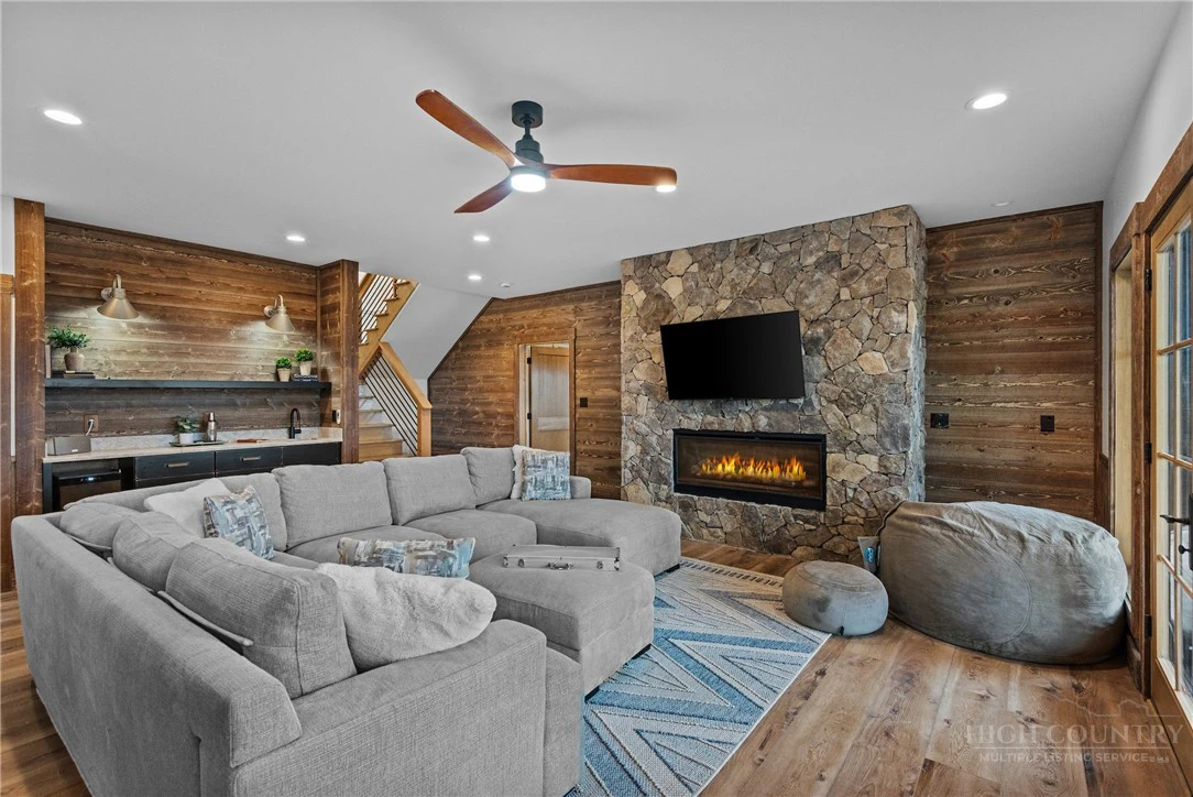 Image number 9 for the current listing