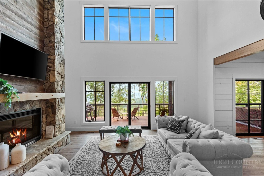 Image number 17 for the current listing