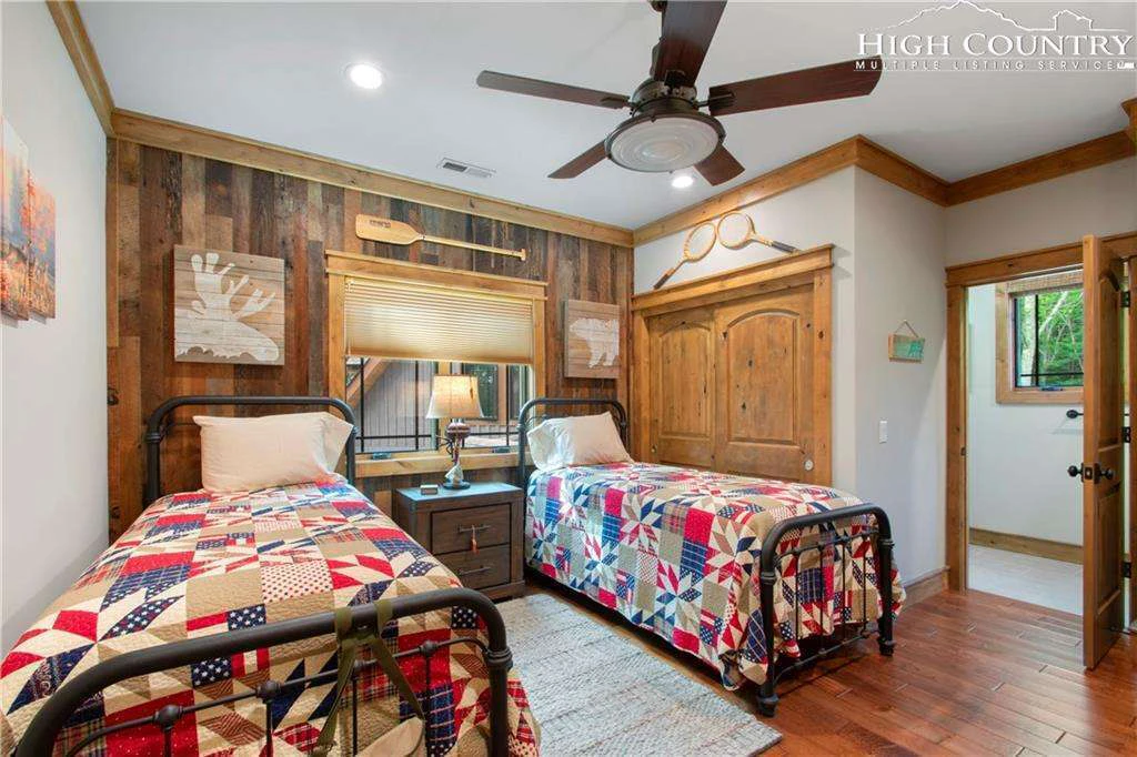 Image number 8 for the current listing