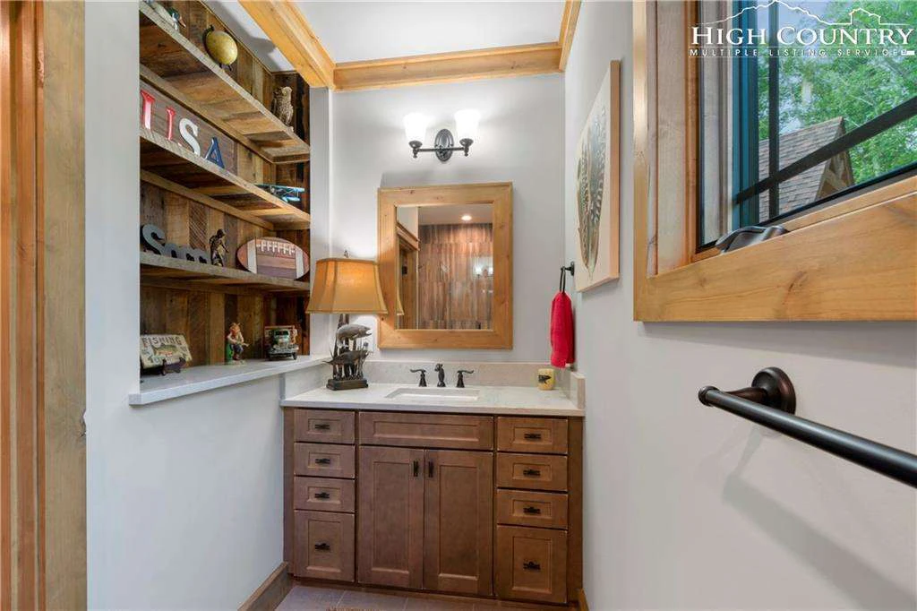 Image number 9 for the current listing