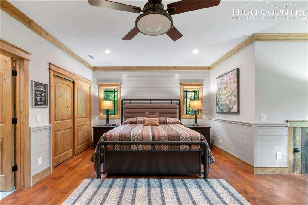Image number 11 for the current listing