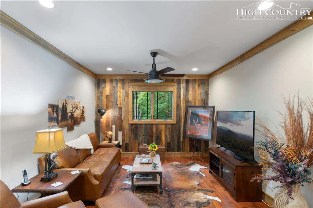 Image number 16 for the current listing