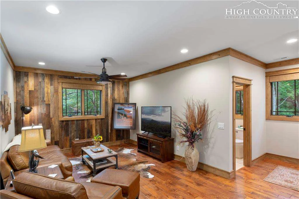 Image number 18 for the current listing