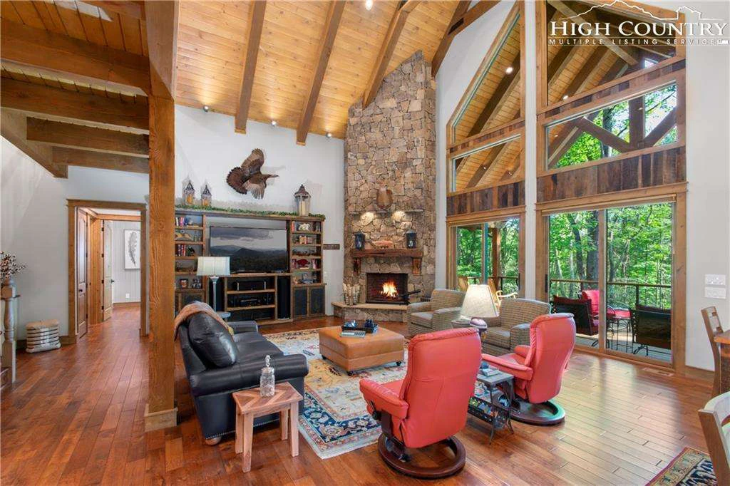 Image number 31 for the current listing