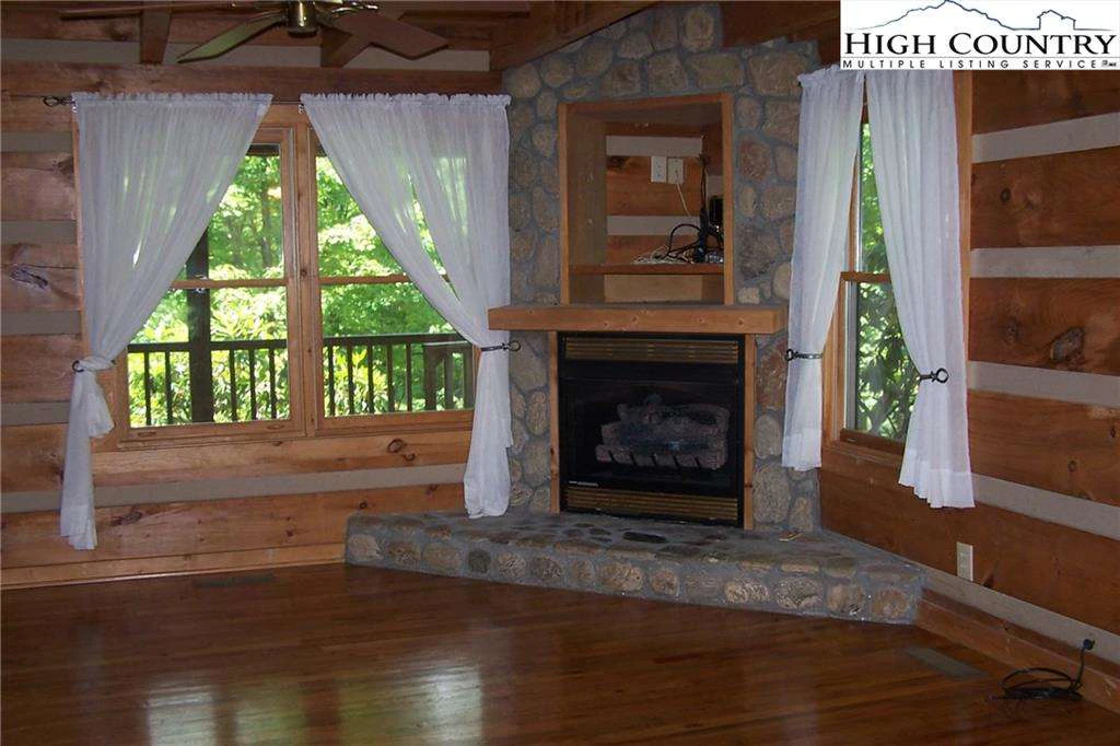 Image number 15 for the current listing